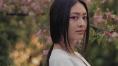 Asyalı kadın açık havada bahar çiçek çiçek karşı Tarih