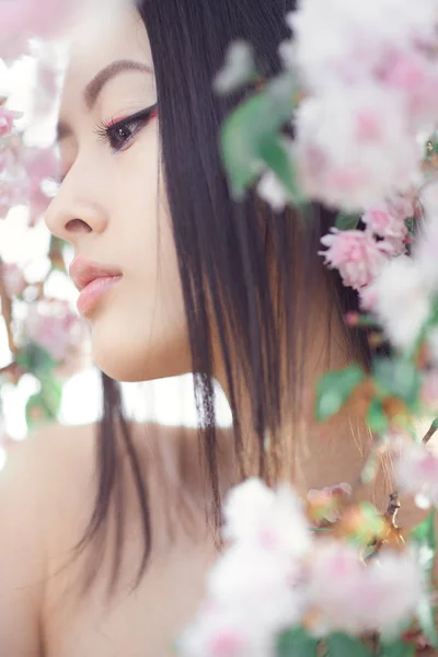 Portret pięknej Azjatki dziewczyny na zewnątrz przed wiosna kwiat drzewo. — Zdjęcie stockowe