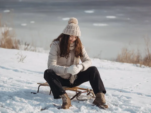 Mulher de inverno se divertindo ao ar livre — Fotografia de Stock