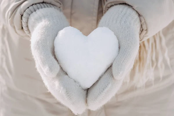 Corazón de nieve en las manos — Foto de Stock