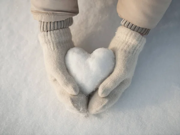 手に雪の心 — ストック写真