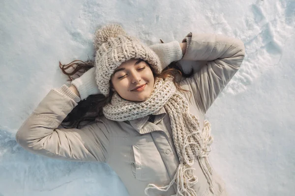 Жінка лежить на снігу — стокове фото