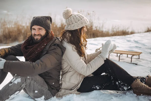 Casal descansando em férias de inverno ao ar livre — Fotografia de Stock