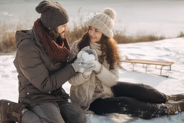 Couple amoureux En plein air en hiver — Photo