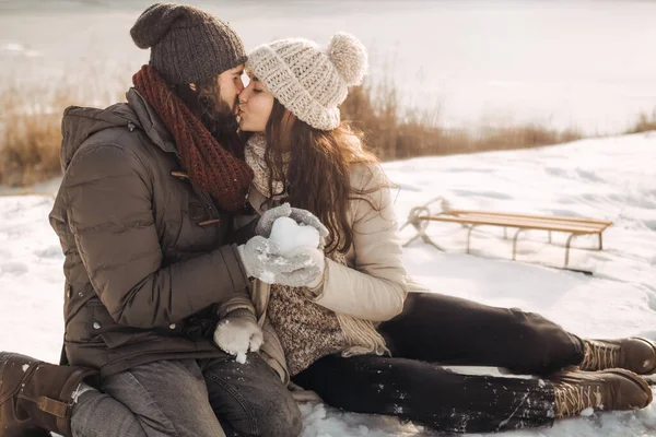 Verliebtes Paar im Winter im Freien — Stockfoto