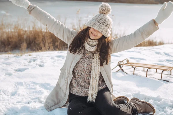 Winter Woman Havind Diversión al aire libre — Foto de Stock