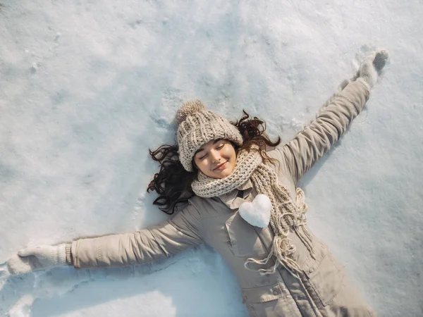 Kvinna som ligger på snön — Stockfoto
