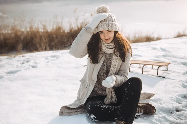 Winterfrau hat Spaß im Freien — Stockfoto