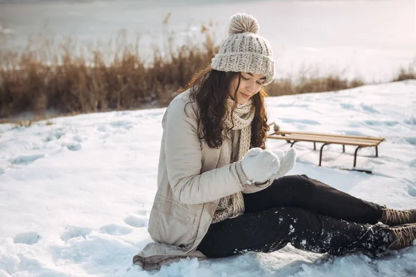 Mulher de inverno se divertindo ao ar livre — Fotografia de Stock