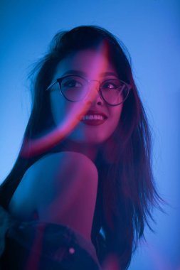 Kentsel Neon Işıklar Over Asya Kadın Stüdyo Portresi.