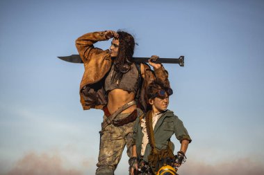 Kıyamet Sonrası Kadın ve Erkek Outdoors bir Wasteland içinde