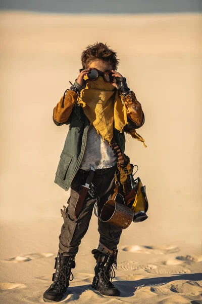 Post Apokaliptikus fiú a szabadban a sivatagban. — Stock Fotó
