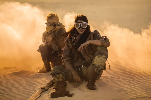 Apocalyptic Woman ve Boy 'u Çorak Topraklara postala