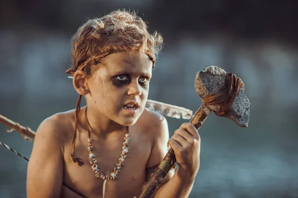 Barlanglakó, férfias fiú primitív fegyvervadászattal a szabadban. Ősi őskori harcos. Hősies film megjelenés — Stock Fotó