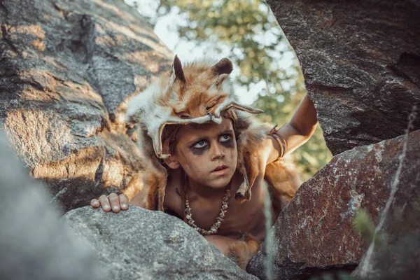 屋外狩猟穴居人の男らしい少年。古代の戦士の肖像画. — ストック写真