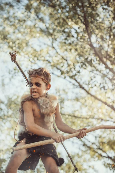 Höhlenmensch, männlicher Junge mit Waffe — Stockfoto