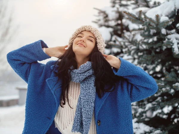 Vrouw op de achtergrond van de winter — Stockfoto