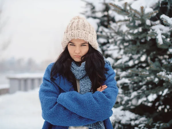 Infelice inverno donna all'aperto — Foto Stock