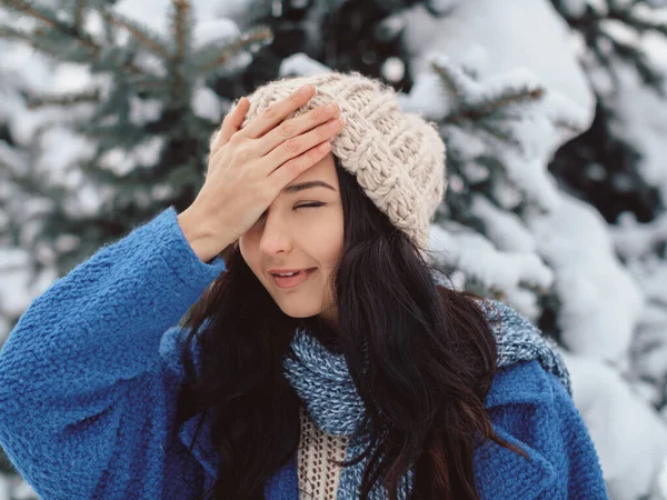 Winterweib im Freien verärgert — Stockfoto