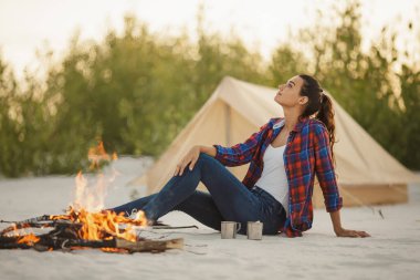 Kamp ateşinin yakınındaki Turist Kadın
