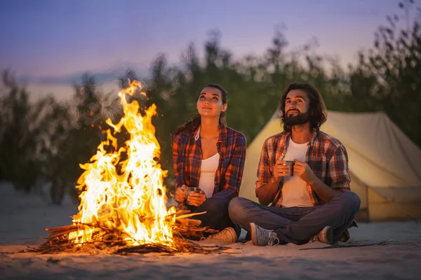 Couple Camping Près du feu de camp — Photo