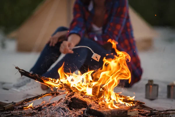 Kobieta Kempingi Near Campfire — Zdjęcie stockowe