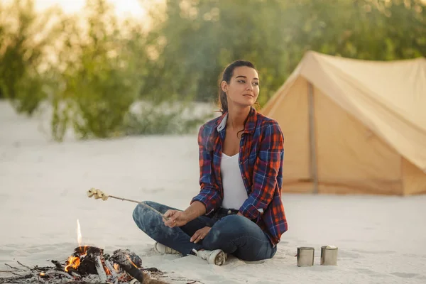 Woman Camping Near Campfire — Stock Photo, Image