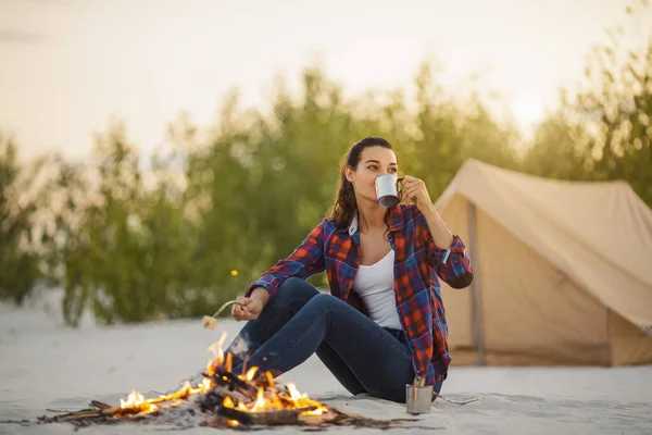 Femme Camping Près de feu de camp — Photo