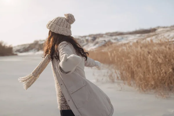 Зимняя женщина развлекается на природе — стоковое фото