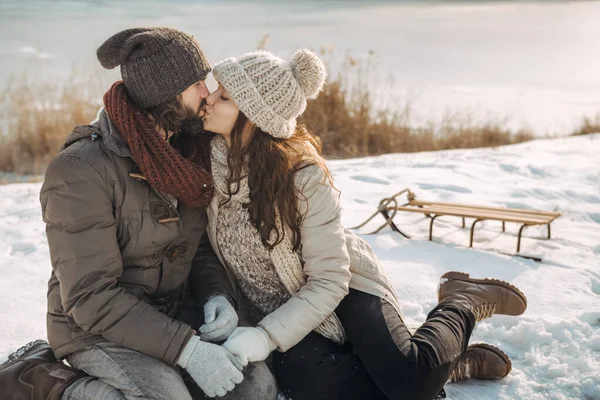 Casal apaixonado ao ar livre no inverno — Fotografia de Stock