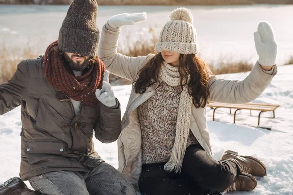 Casal se divertindo no inverno ao ar livre — Fotografia de Stock