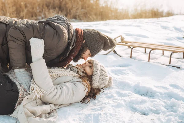Couple s'amuser en hiver à l'extérieur — Photo