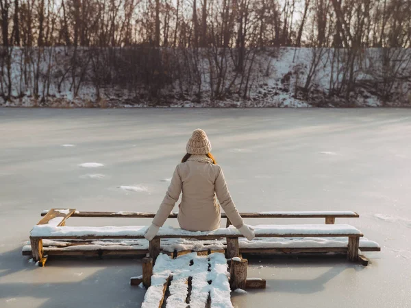 Mujer de invierno Descansando al aire libre en la naturaleza — Foto de Stock