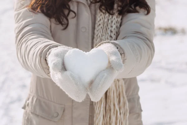 Schneeherz in Händen — Stockfoto