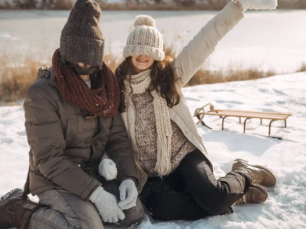 Couple s'amuser en hiver à l'extérieur — Photo