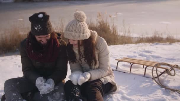 在冬季户外玩乐的夫妻 — 图库视频影像