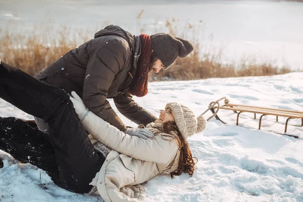 Casal se divertindo no inverno ao ar livre — Fotografia de Stock