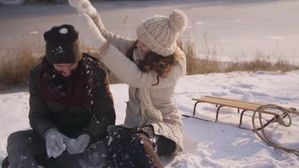 Pareja divirtiéndose en invierno al aire libre — Vídeos de Stock