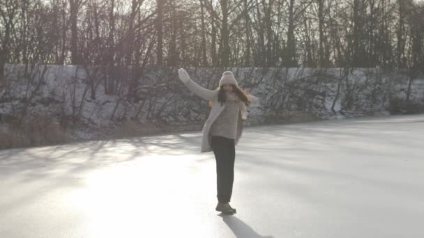 Femme d'hiver s'amuser en plein air sur la nature — Video