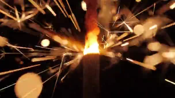 Sparkler che brucia sullo sfondo nero — Video Stock