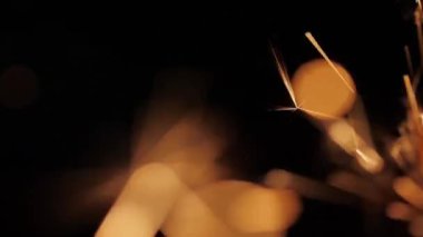 Siyah Arkaplan Karşısında Sparkler Yanar