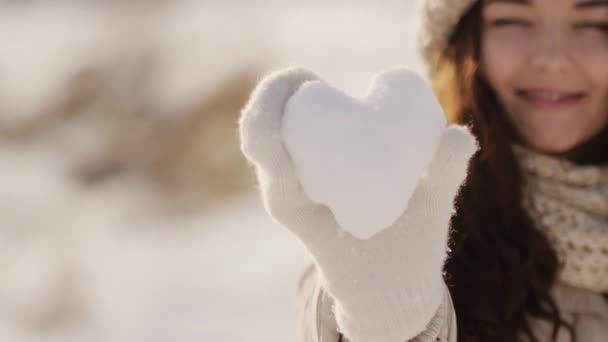 Cuore di neve in mano a una donna — Video Stock