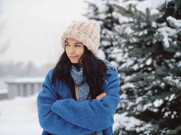 Ongelukkige winter vrouw buiten — Stockfoto