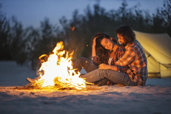 Paar Camping in de buurt van Campfire — Stockfoto