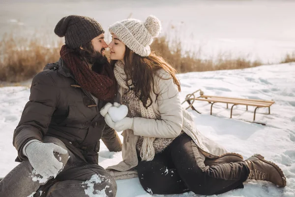 Пара закоханих на відкритому повітрі взимку — стокове фото