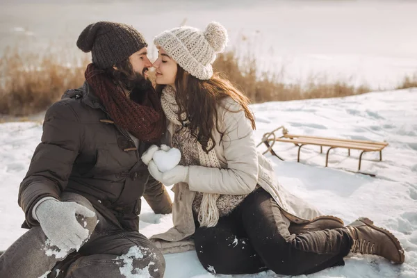 Couple amoureux En plein air en hiver — Photo