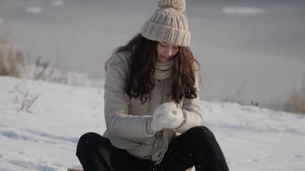 Vinter kvinna som har roligt utomhus — Stockvideo