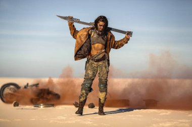 Kıyametçi Savaşçı Kadın Çorak Toprakta.