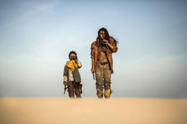 Apokaliptik Kadın ve Çocuk Çorak Topraklar 'da.