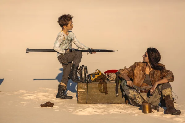 Пост Апокаліптична жінка і хлопчик на відкритому повітрі в пустелі — стокове фото